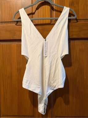 NWT! Alice + Olivia Sleeveless White V-Neck Bodysuit